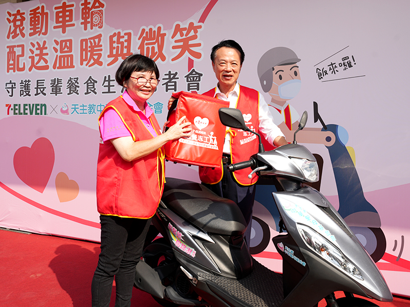 天主教中華聖母基金會4日在統一超商嘉大門市舉辦「好鄰居送餐隊」記者會，嘉義縣長翁章梁（右）體驗志工送餐服務，感謝志工們風雨無阻送餐，帶給需要的弱勢長輩溫暖。中央社記者蔡智明攝  113年11月4日