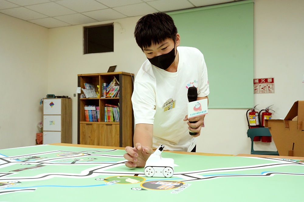 發表會當天，孩子們上台分享創作歷程時毫不怯場。(中華聖母基金會提供／呂妍庭嘉義傳真)