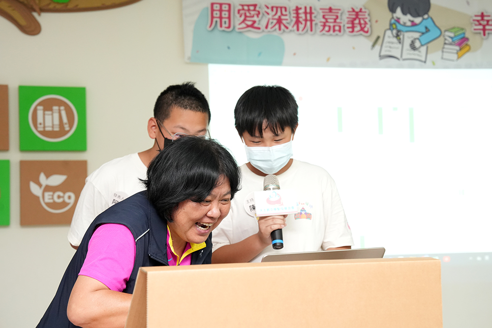 孩子們上台分享創作歷程時毫不怯場，更邀請貴賓一同體驗互動小遊戲。(中華聖母基金會提供／呂妍庭嘉義傳真)