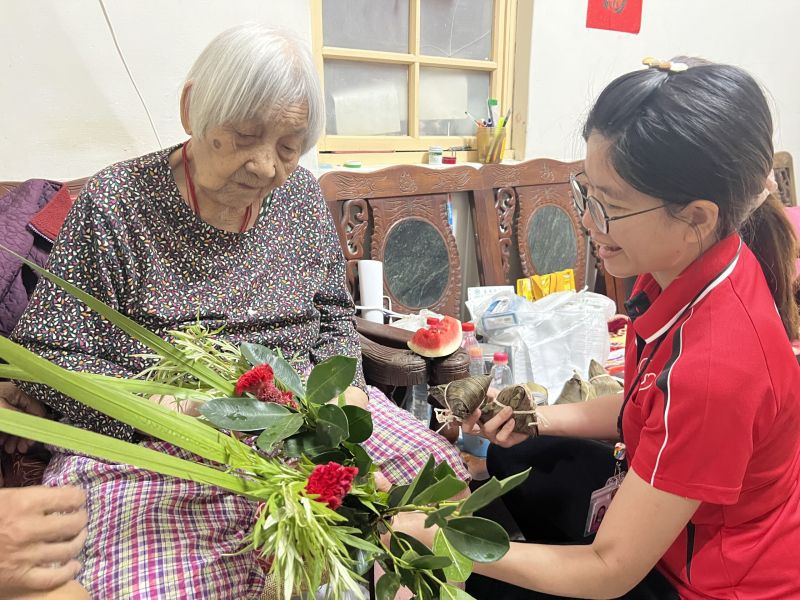 暖暖老人食堂端午飄粽香、送艾　陪伴偏鄉長者過節