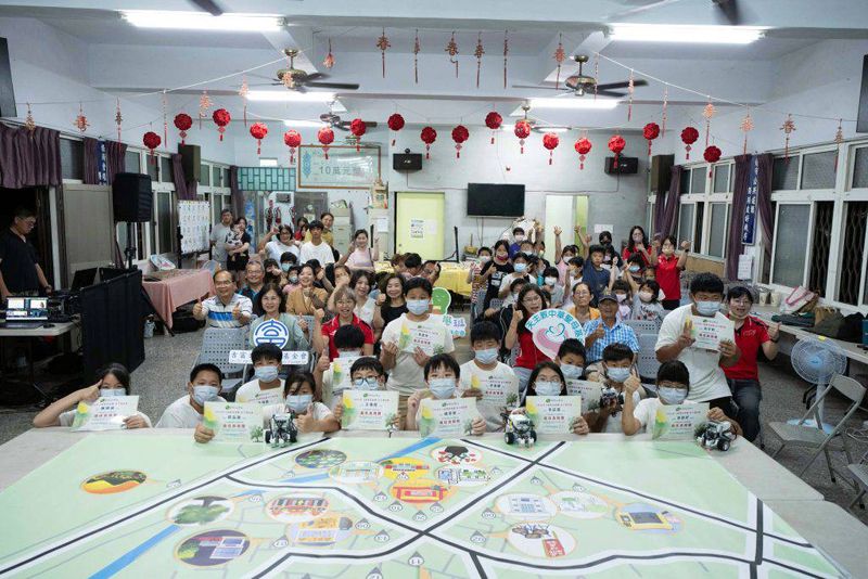 偏鄉課輔班「E起看見家鄉」　孩童跨領域綻放毅力與科技力